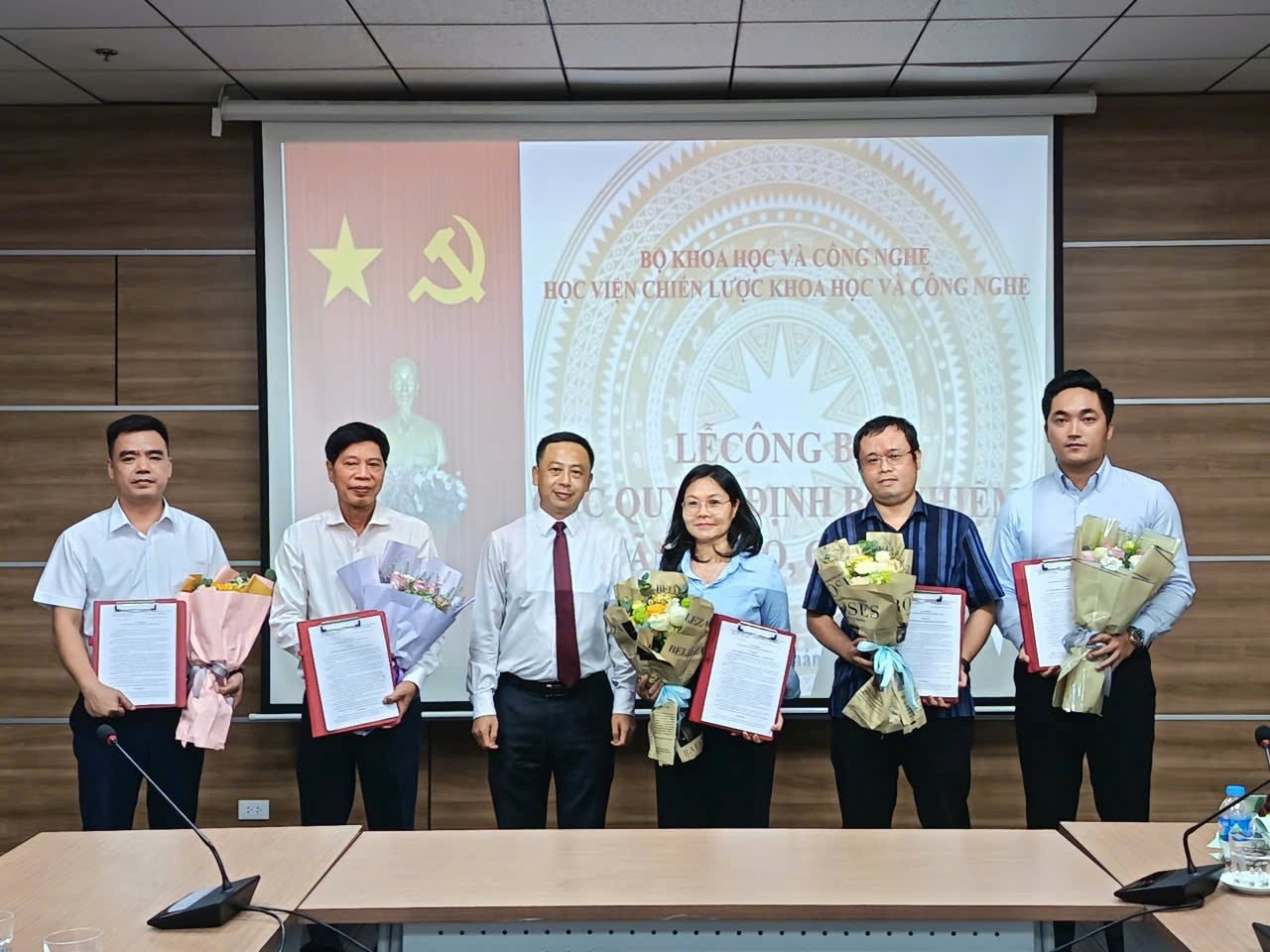 thinh-hoc-vien-chien-luoc-khcn-cong-bo-quyet-dinh-ve-cong-tac-can-bo-3.jpeg