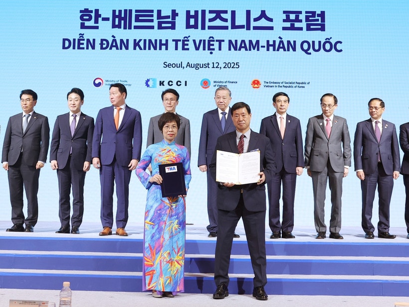 Tổng giám đốc TTXVN Vũ Việt Trang và ông Hwang Dae-il, Chủ tịch Hãng thông tấn Yonhap trao Thoả thuận hợp tác nghiệp vụ trong giai đoạn mới. (Ảnh: Thống Nhất/TTXVN)