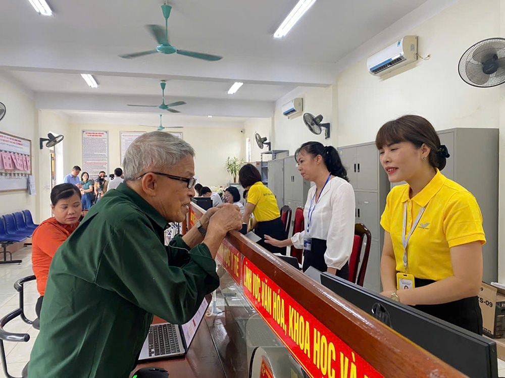 nhan-vien-buu-dien-tinh-thai-nguyen-ho-tro-nguoi-dan-tai-ttpvhcc-xa-dong-hy1-17513405922511497672477.jpg