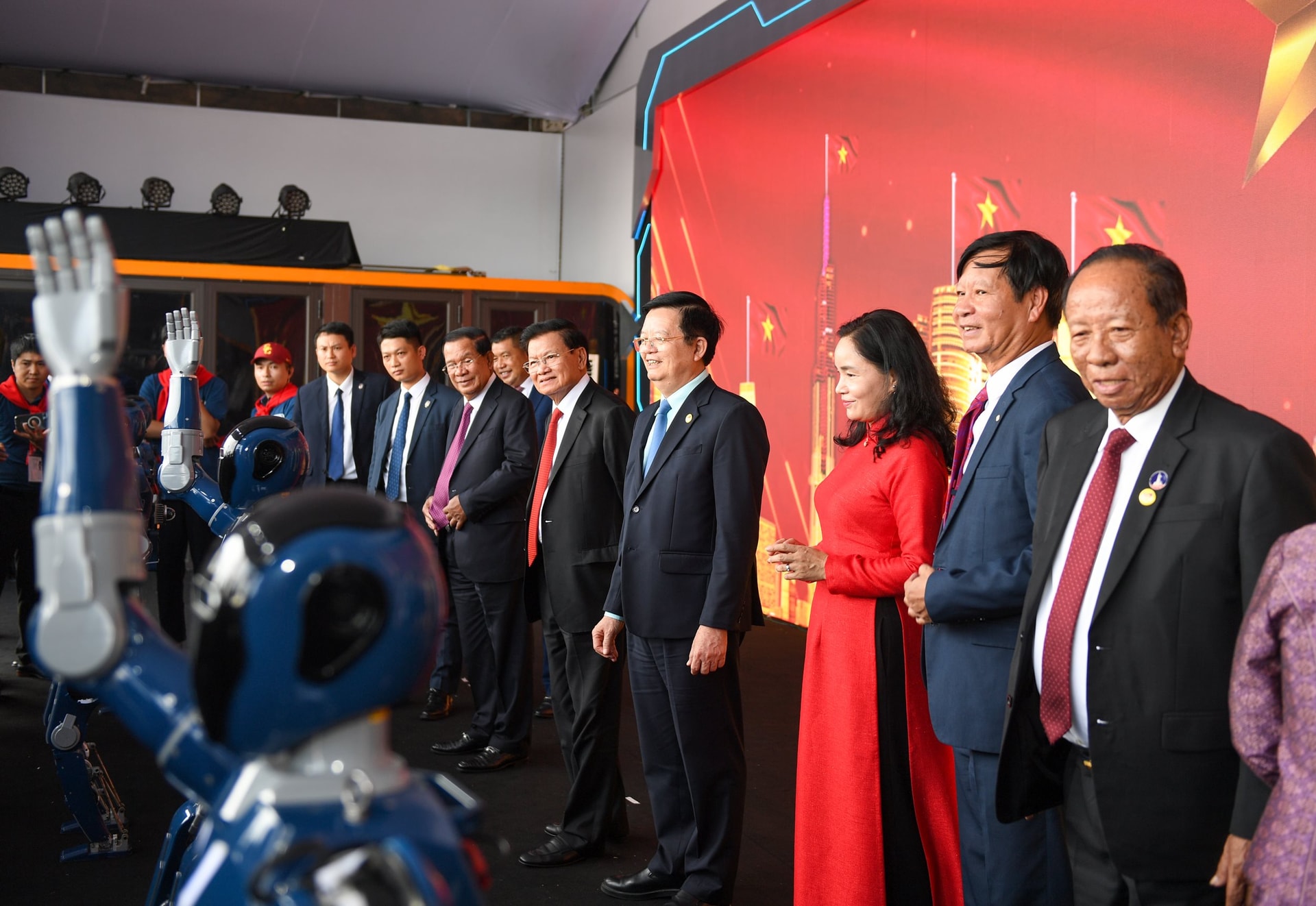 tong-bi-thu-chu-tich-nuoc-lao-thongloun-sisoulith-va-chu-tich-dang-nhan-dan-campuchia-hun-sen-hao-hung-giao-luu-voi-robot-hinh-nguoi-make-in-vietnam-vinmotion-_a3-1.jpg
