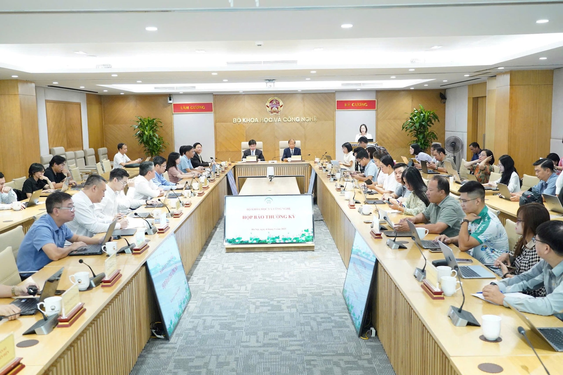 2-vvh-trien-khai-hoat-dong-chinh-quyen.jpg