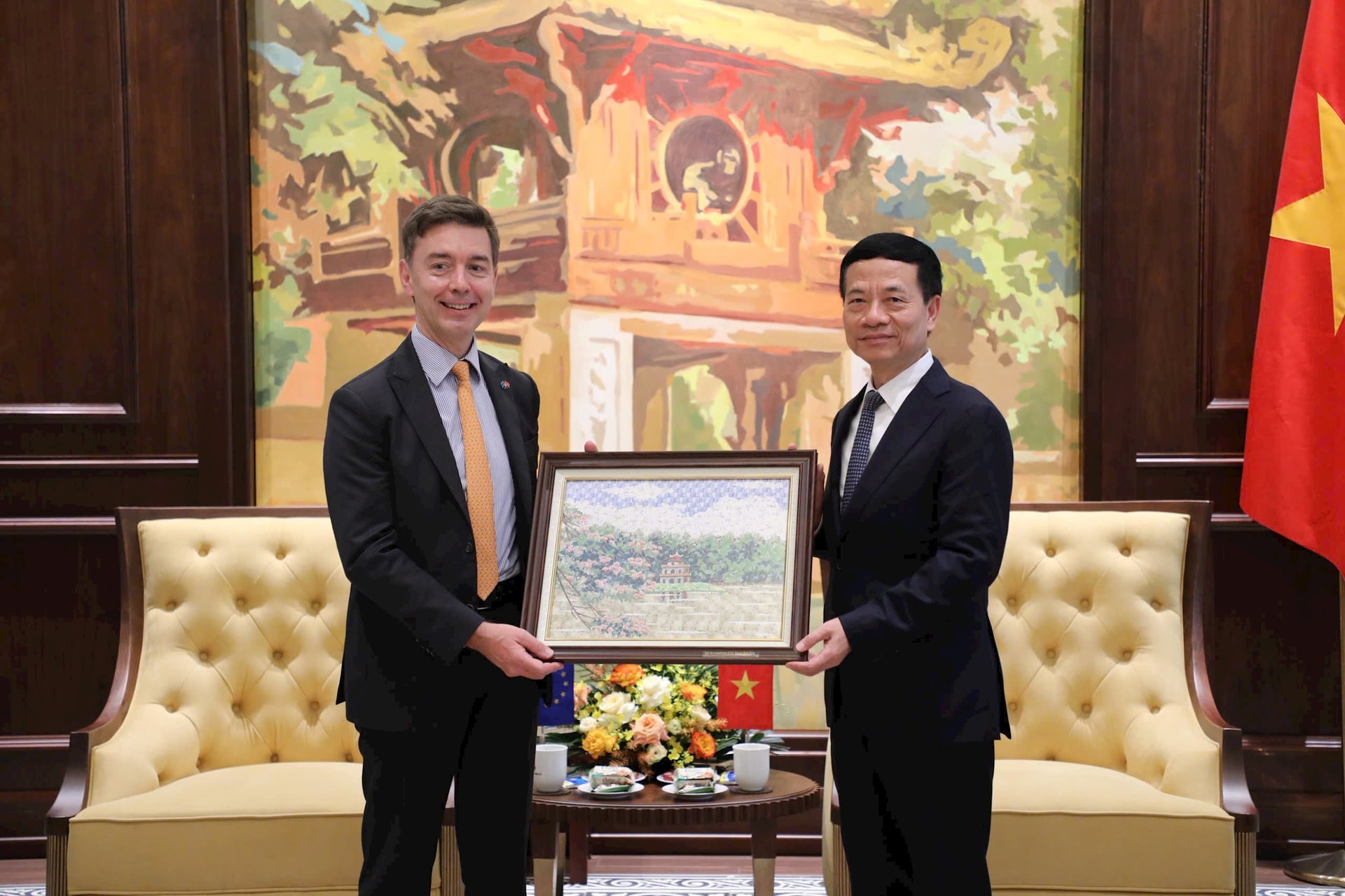 bo-truong-lam-viec-cung-eu.jpg