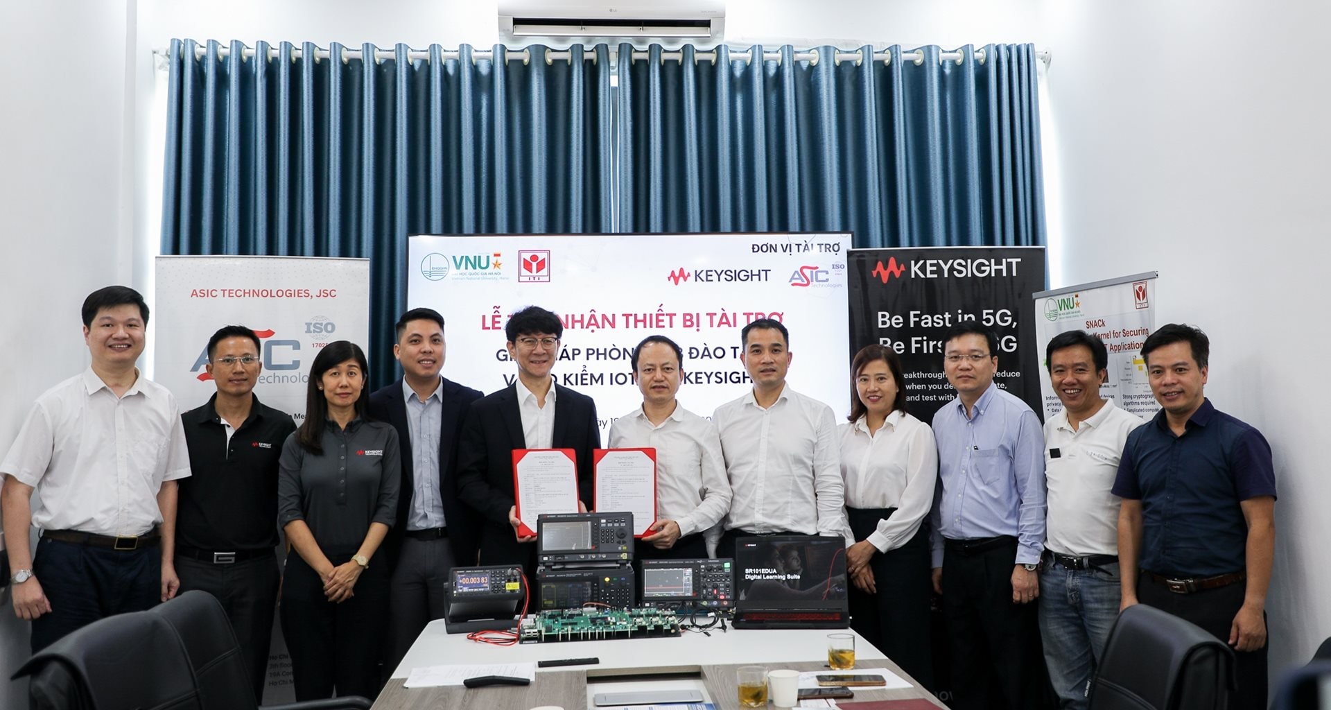 vvh-tiep-nhan-goi-tai-tro-giai-phap-phong-lab-iot-cua-keysight-technologies-1.jpg