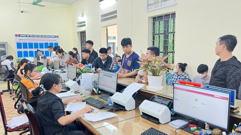 Người dân đến giải quyết thủ tục hành chính tại Điểm Phục vụ hành chính công xã Phú Nghĩa.