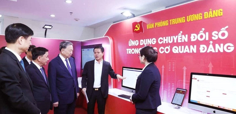 Tổng Bí thư Tô Lâm xem giới thiệu các ứng dụng chuyển đổi số trong các cơ quan Đảng. Ảnh: THỐNG NHẤT/TTXVN