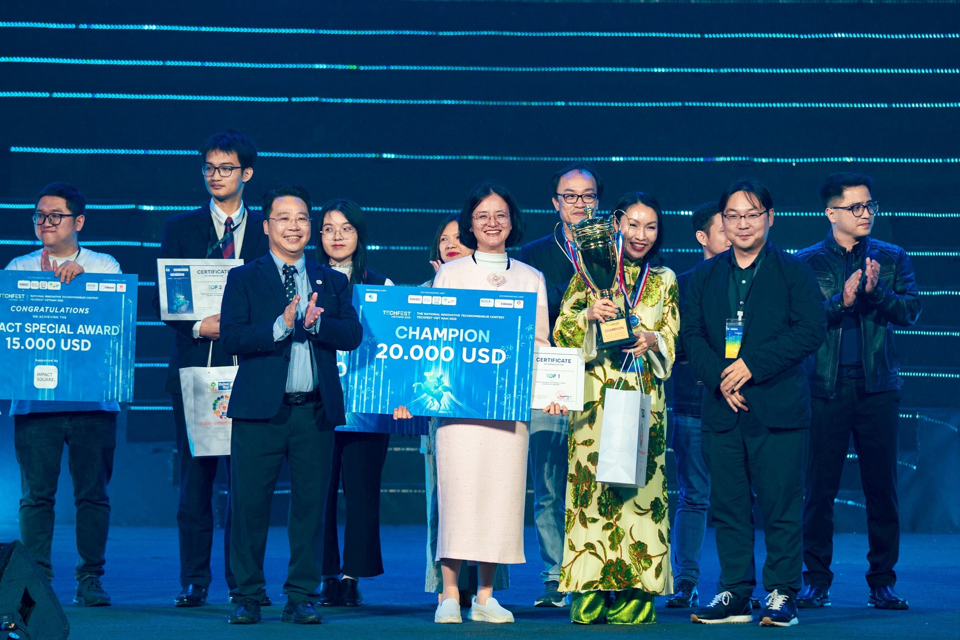 doi-growlab-da-xuat-sac-gianh-duoc-giai-quan-quan-cuoc-thi-techfest-viet-nam-2025.jpg