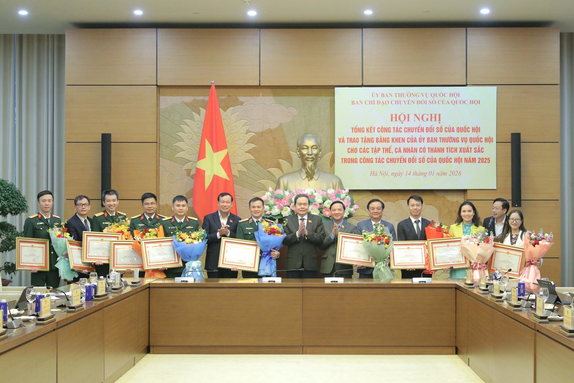 chu-tich-quoc-hoi-tran-thanh-man-trao-bang-khen-cua-ubtvqh-cho-cac-ca-nhan-co-thanh-tich-xuat-sac-trong-cong-tac-chuyen-doi-so-cua-quoc-hoi-nam-2025.jpg