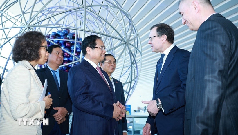 Thủ tướng Phạm Minh Chính tham quan Triển lãm hạt nhân tại Moskva. (Ảnh: Dương Giang/TTXVN)