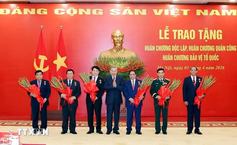 le-trao-tang-huan-chuong-doc-lap-huan-chuong-quan-cong-huan-chuong-bao-ve-to-quoc-cho-lanh-dao-chu-chot-lanh-dao-cap-cao-cua-dang-nha-nuoc-6.jpg