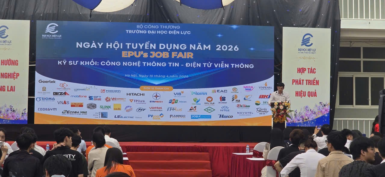 Đại diện MobiFone Hà Nội chia sẻ có rất nhiều việc làm liên quan đến hạ tầng mạng, công nghệ viễn thông... đang chờ đón sinh viên Trường Đại học Điện lực. Ảnh ND.