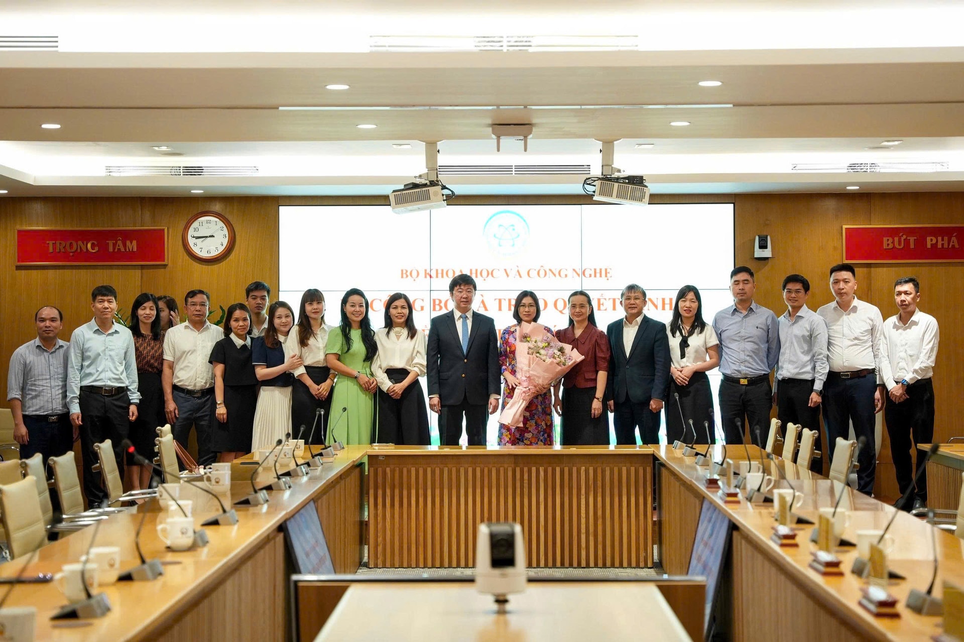 Bo nhiem Quyen Vien truong 1