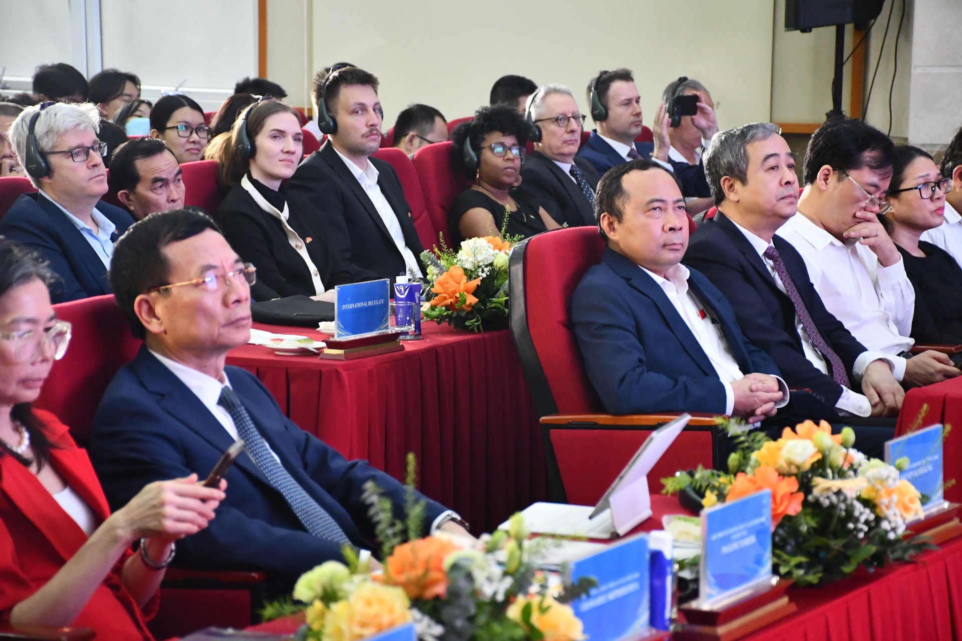 Bộ trưởng Bộ KH&CN Vũ Hải Quân và nguyên Bộ trưởng Bộ KH&CN Nguyễn Mạnh Hùng tham dự buổi Lễ.