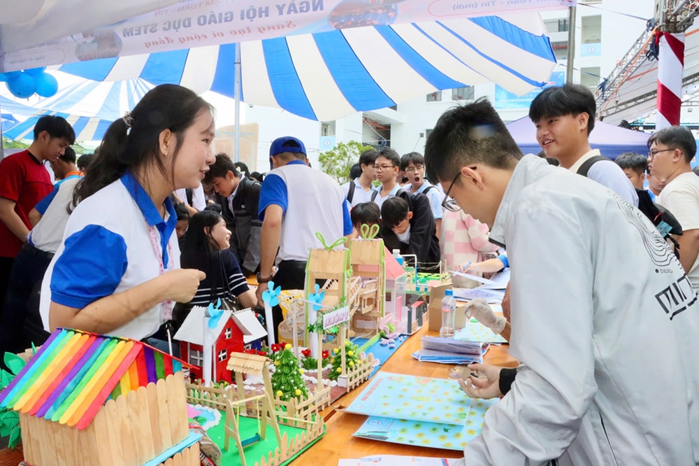 Cán em học sinh thích thú tham gia các hoạt động tại Ngày hội