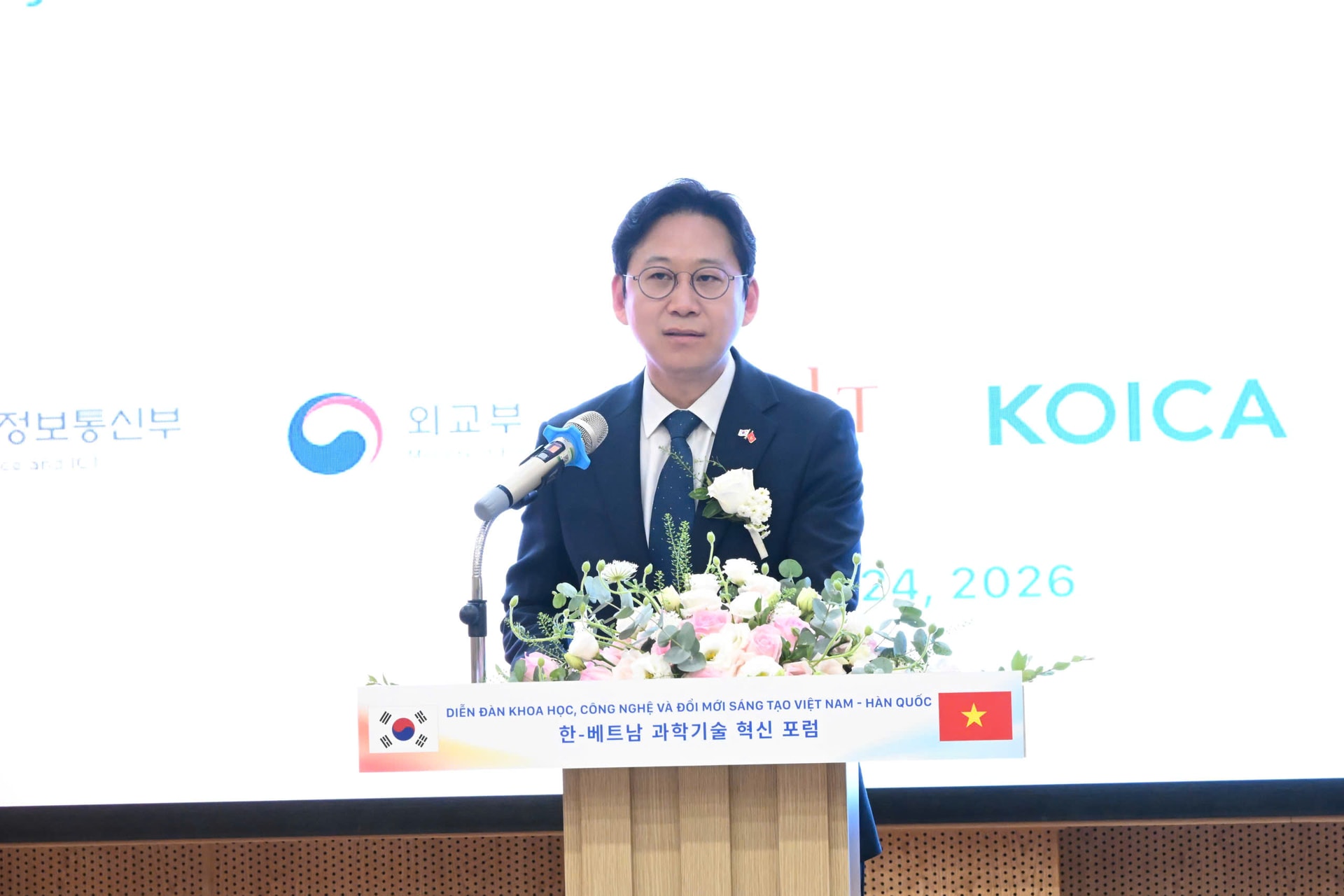 Phó Thủ tướng, Bộ trưởng Khoa học và CNTT Hàn Quốc Bae Kyung Hoon phát biểu tại Diễn đàn.