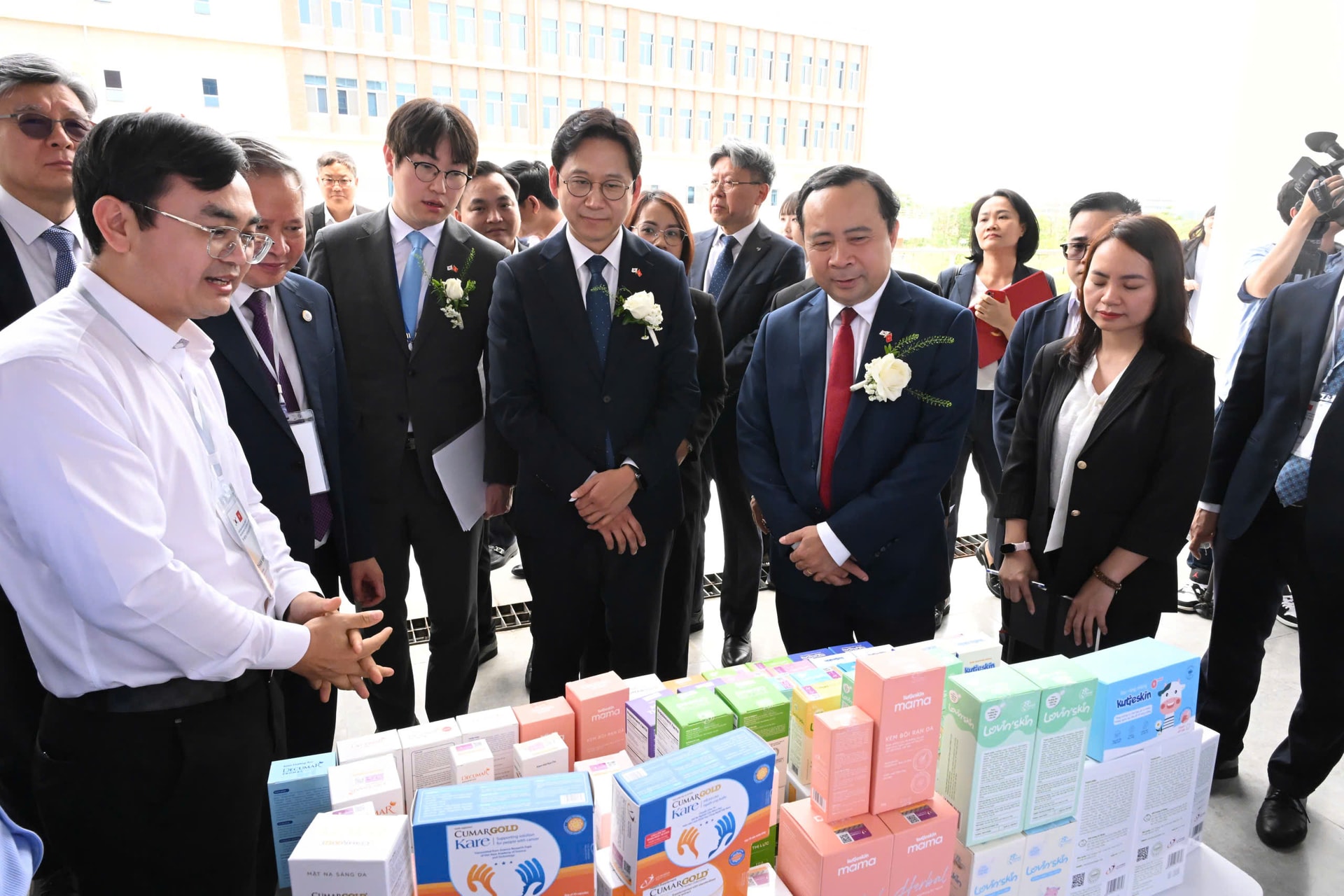 Lãnh đạo hai nước tham quan gian hàng doanh nghiệp tại trụ sở VKIST. 