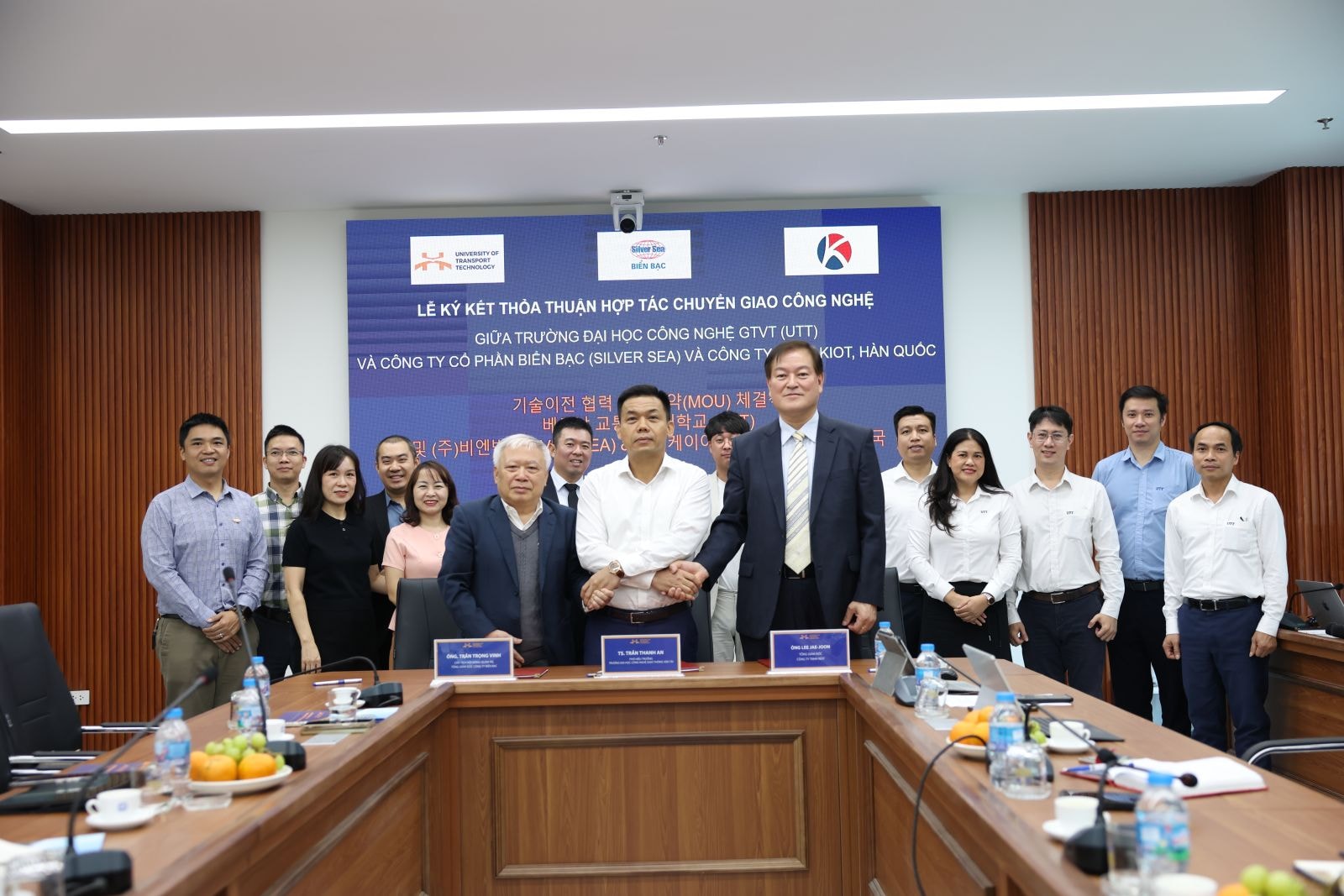 Lễ ký kết thỏa thuận hợp tác chuyển giao công nghệ giữa Trường Đại học Công nghệ Giao thông Vận tải với Công ty Cổ phần Biển Bạc và Công ty KIOT (Hàn Quốc). Ảnh VT.