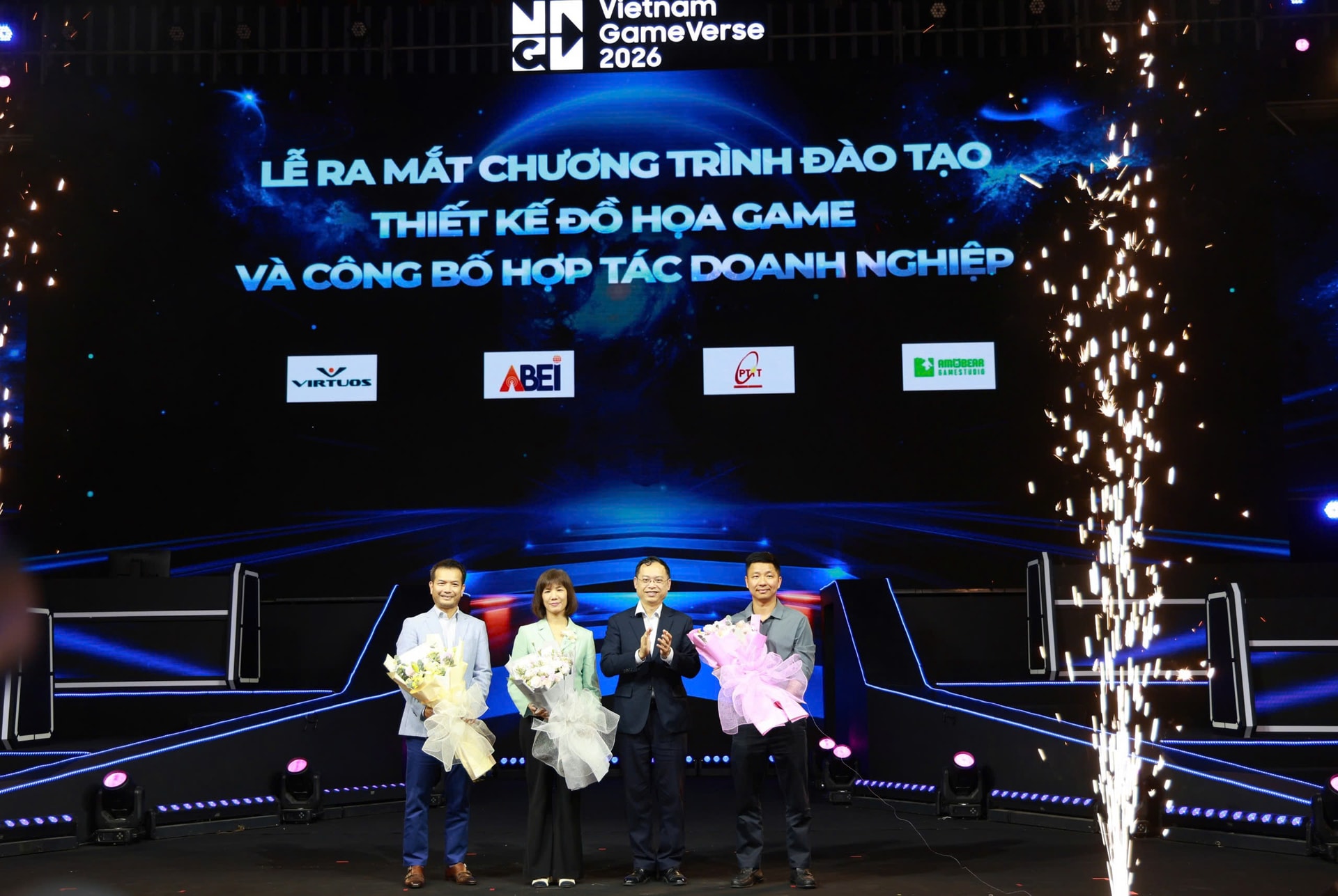 PGS.TS Trần Quang Anh - Phó GĐ HV CNBCVT tặng hoa cho các đại diện DN tại Lễ ra mắt CTĐT và Công bố Hợp tác DN