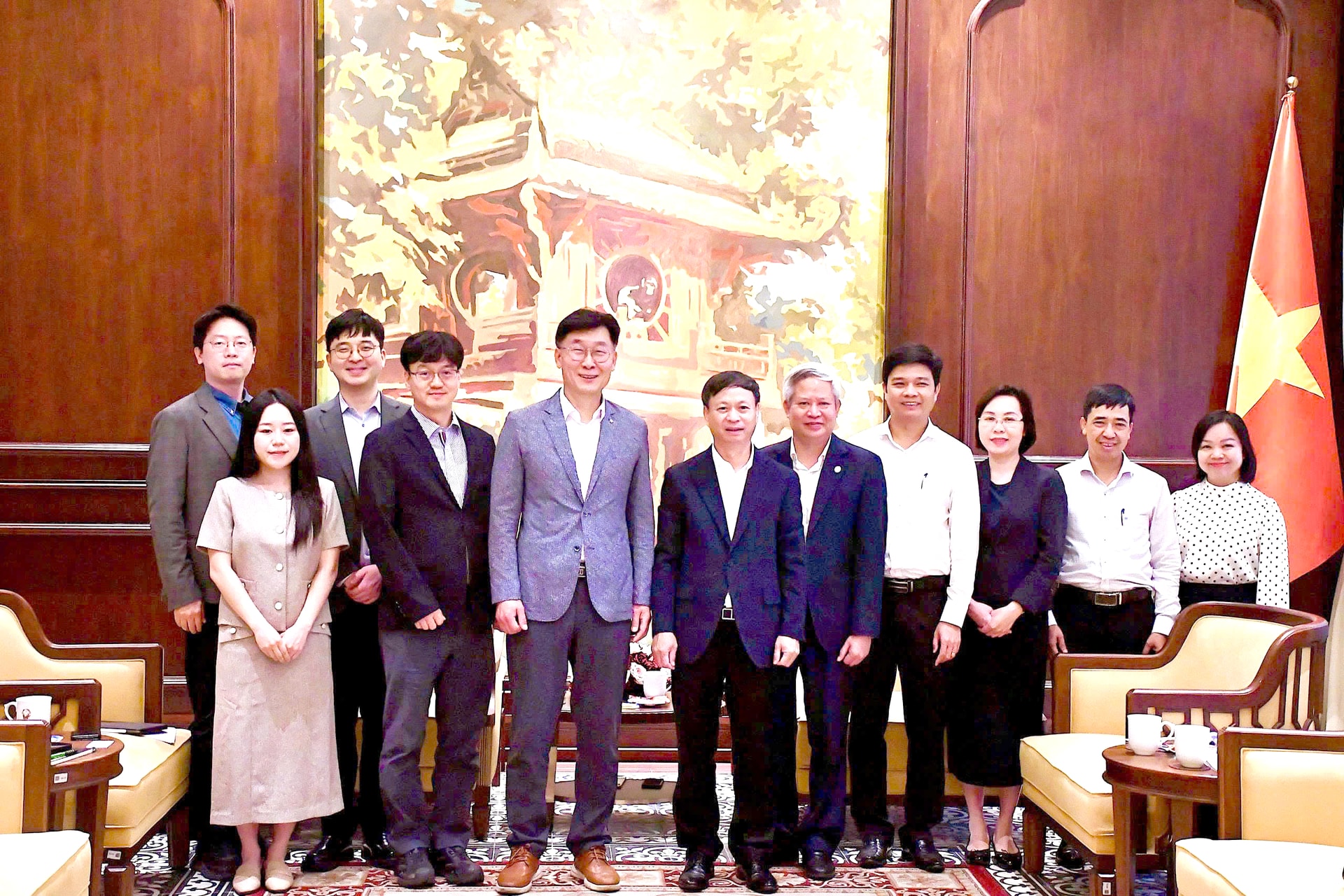 Thứ trưởng Hoàng Minh và Phó Chủ tịch Chang Joon Yeon và các đại biểu tham dự buổi làm việc