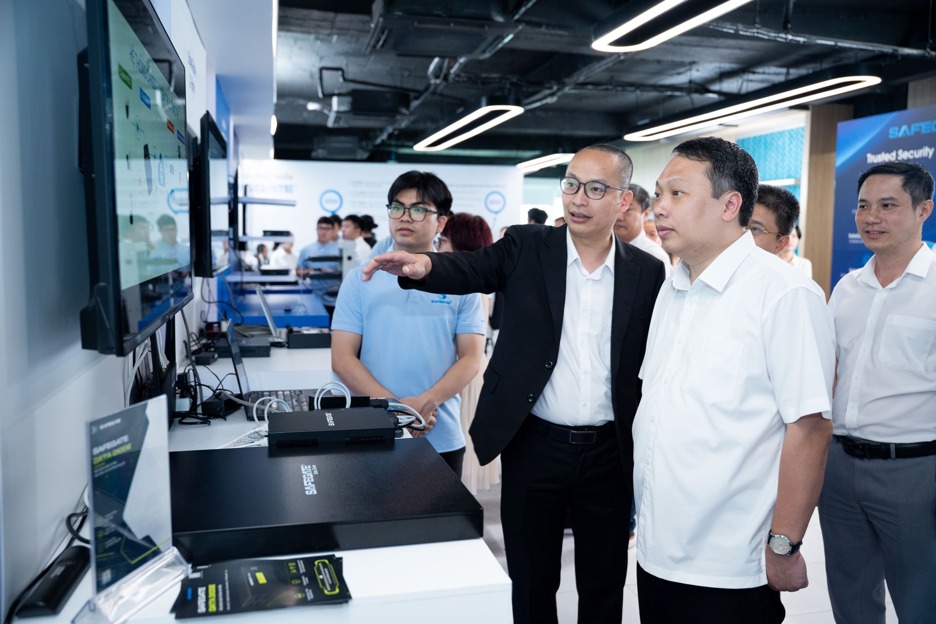 Giới thiệu giải pháp với ông Nguyễn Huy Dũng