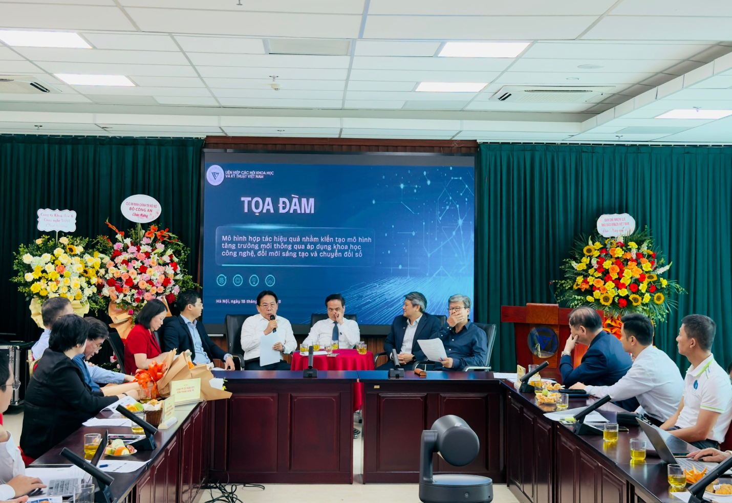 Toàn cảnh tọa đàm.