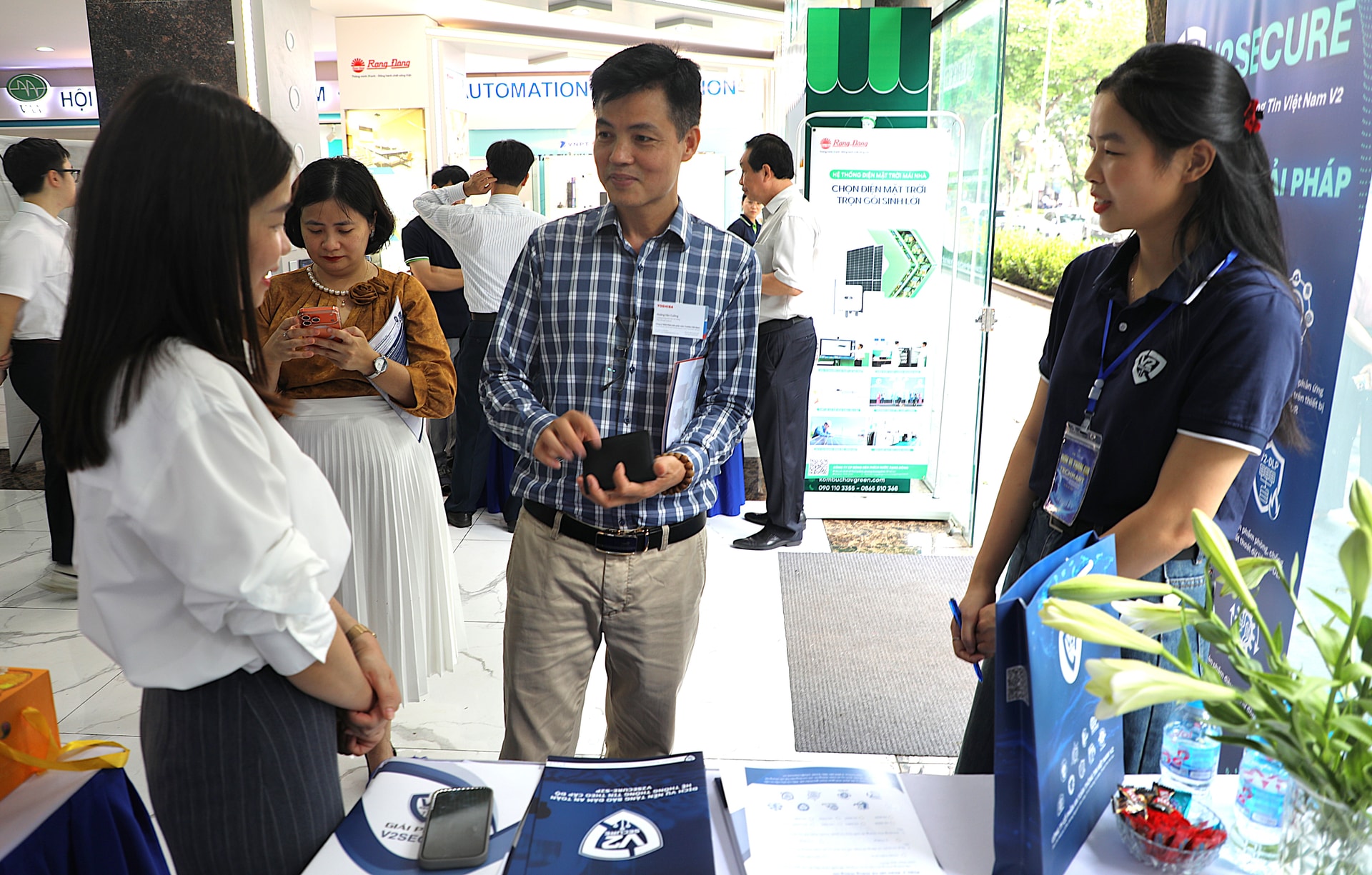 Khách tham quan và doanh nghiệp có thể kết nối cởi mở về các cơ hội hợp tác tại triển lãm.