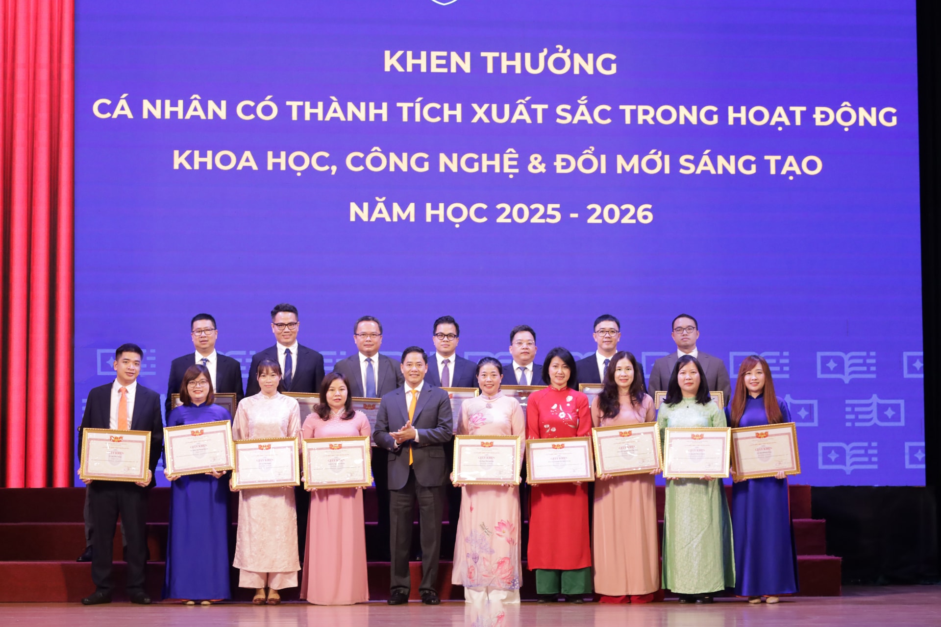 Hoc vien Ngan hang 4