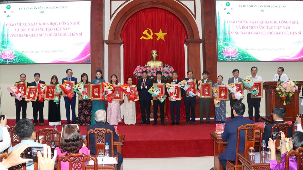 Ông Trần Thanh Nguyên - Phó Chủ tịch HĐND tỉnh trao tặng hoa chúc mừng và khánh vàng cho các Tiến sĩ.