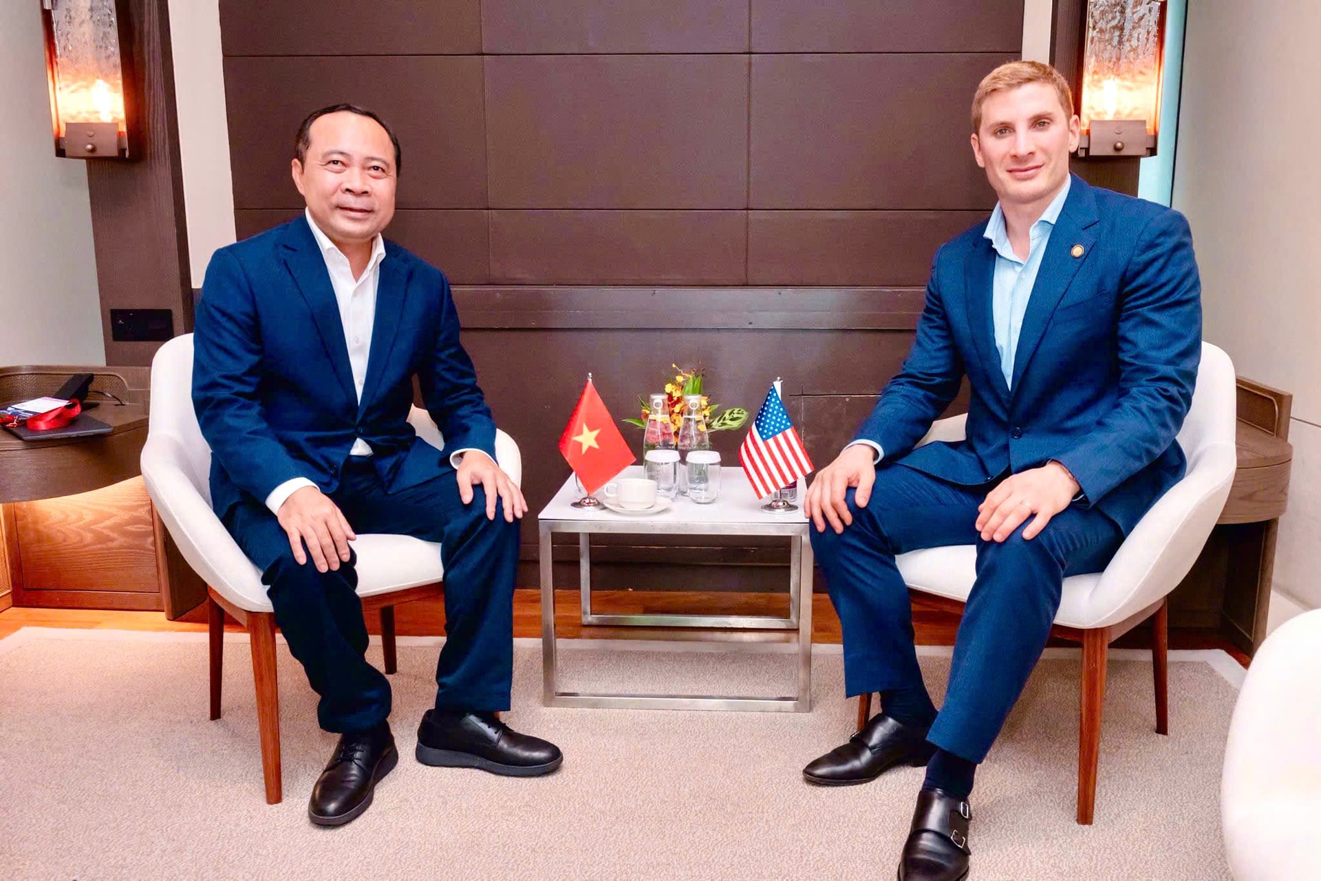 Bộ trưởng Vũ Hải Quân làm việc với Thứ trưởng Bộ Ngoại giao Hoa Kỳ Jacob Helberg phụ trách các vấn đề kinh tế.