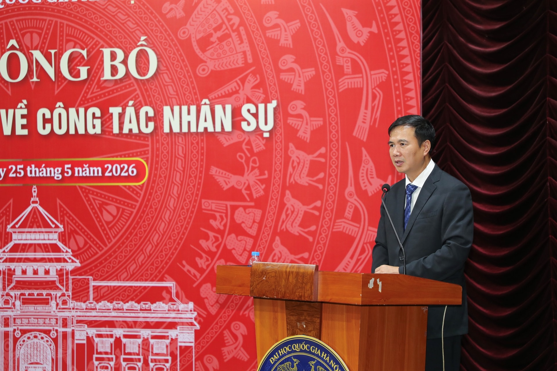 vnu-cong-bo-cong-tac-can-bo-21.jpg