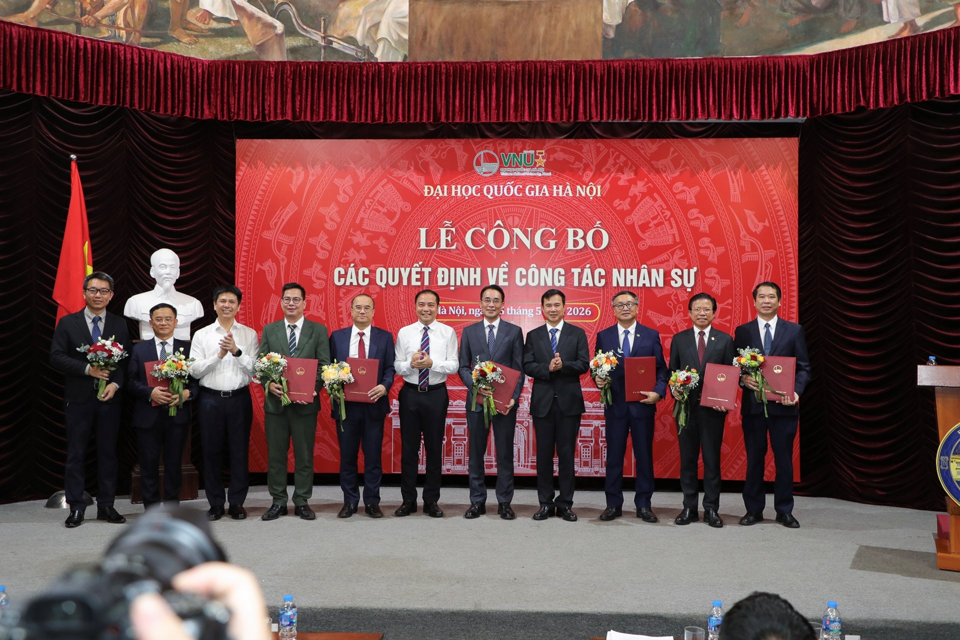 vnu-cong-bo-cong-tac-can-bo-8.jpg