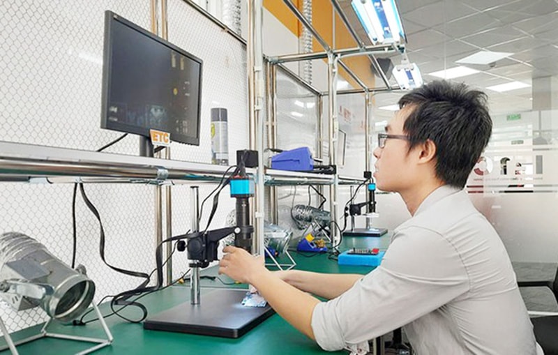 Nghiên cứu tại Trung tâm Điện tử và Vi mạch bán dẫn Khu CNC TP.HCM. (Ảnh: ST) Đáng chú ý, TP.HCM đặt mục tiêu thu hút ít nhất 4 dự án đầu tư vi mạch bán dẫn và phấn đấu có ít nhất 1 nhà đầu tư chiến lược tham gia hệ sinh thái bán dẫn tại Khu Công nghệ cao. Thành phố đồng thời thúc đẩy hợp tác quốc tế thông qua các diễn đàn, hội thảo và sự kiện lớn của ngành bán dẫn tại Mỹ, Đài Loan (Trung Quốc), Malaysia… nhằm tăng cường kết nối nghiên cứu, đào tạo và thương mại hóa công nghệ.