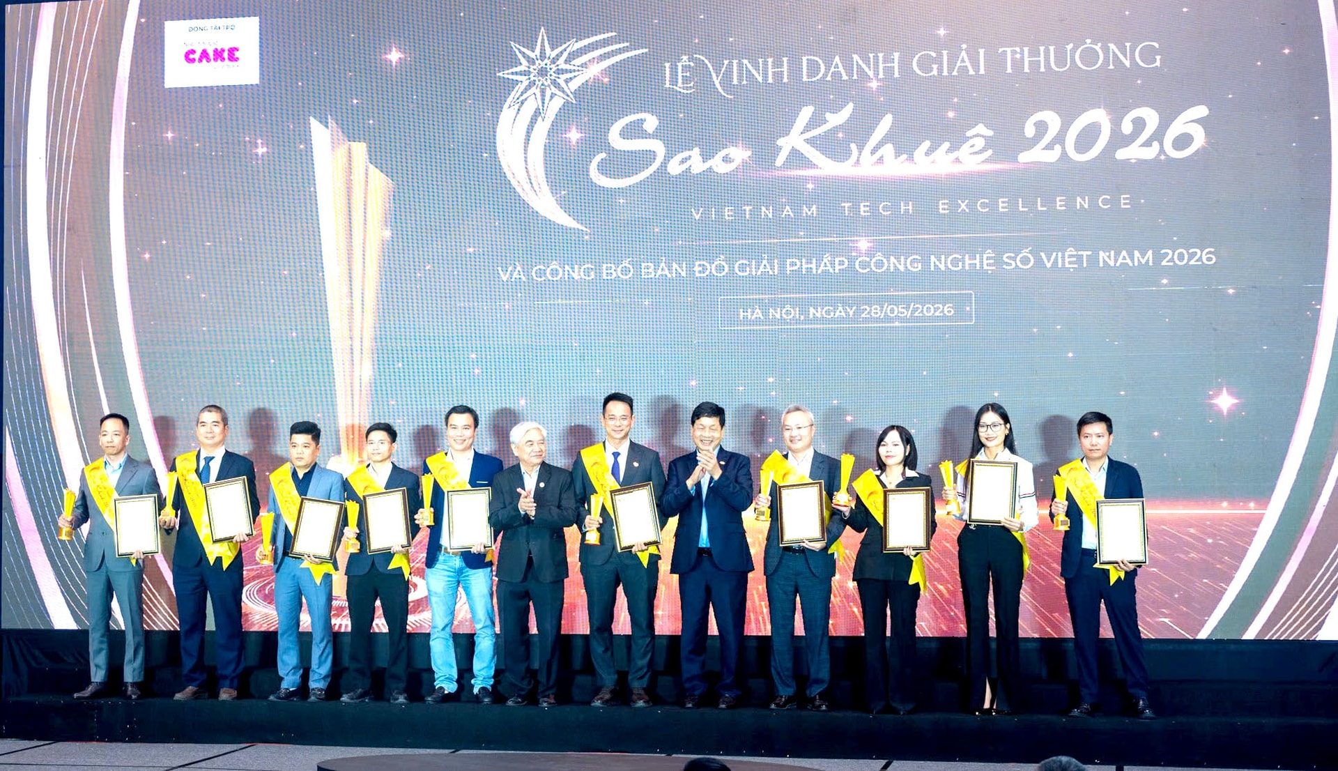 Ong Nguyen Quan trao giai Top 10