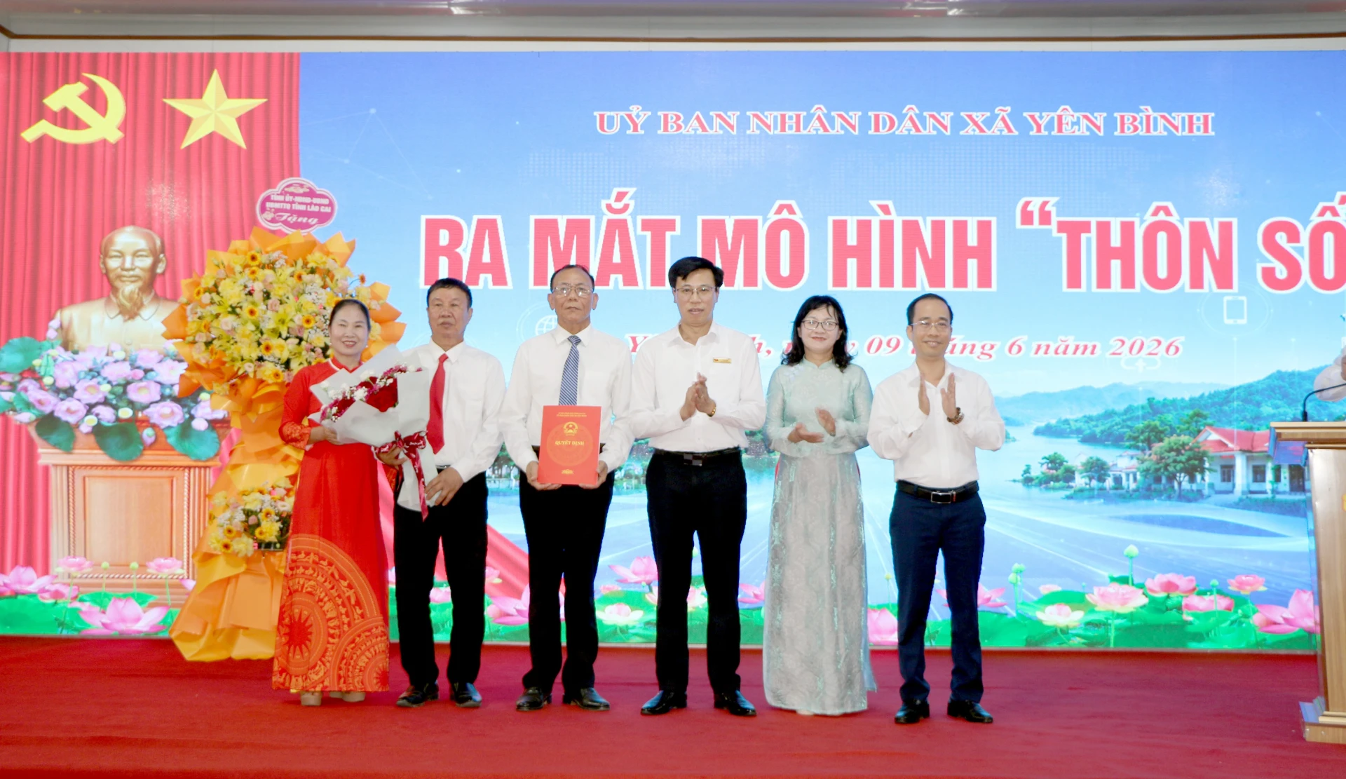 Lãnh đạo xã Yên Bình trao Quyết định công nhận 