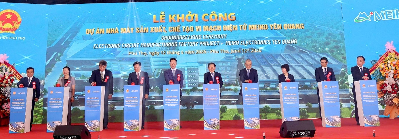 Phó Thủ tướng Chính phủ Hồ Quốc Dũng và các đại biểu thực hiện nghi thức khởi công Dự án Nhà máy sản xuất, chế tạo vi mạch điện tử Meiko Yên Quang