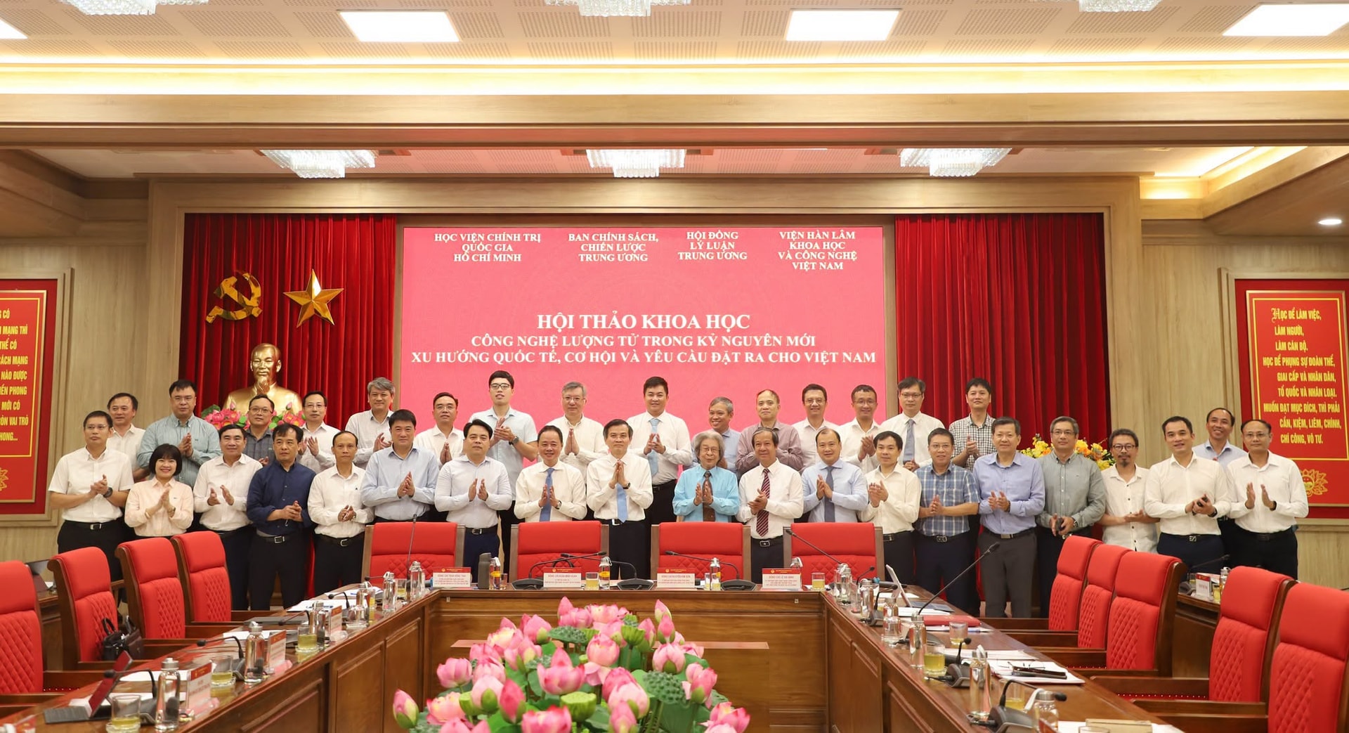 Các đại biểu chụp ảnh lưu niệm.