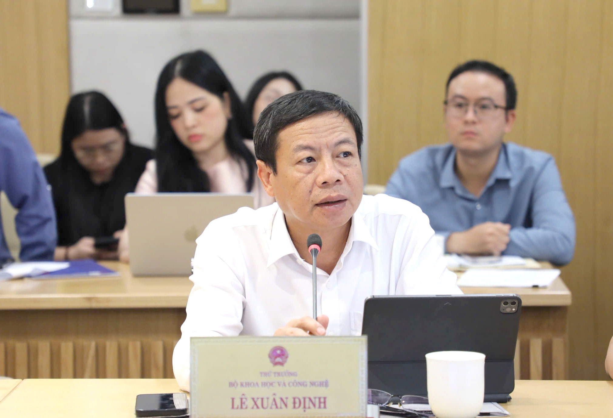 Thu truong Le Xuan Dinh