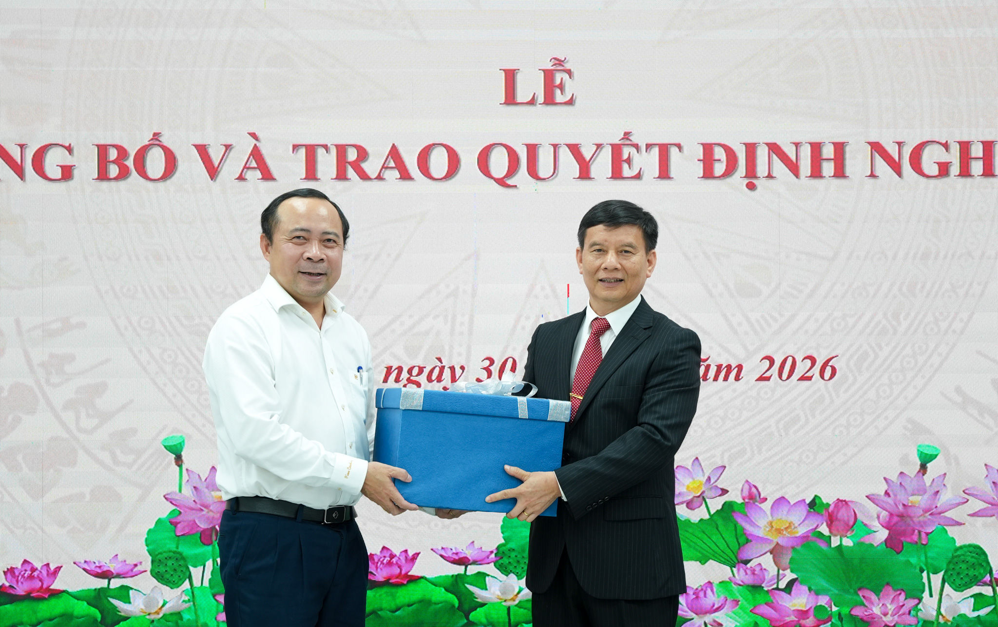 Bộ trưởng Vũ Hải Quân tặng quà, chúc mừng PGS. TS. Trần Văn Nghĩa.