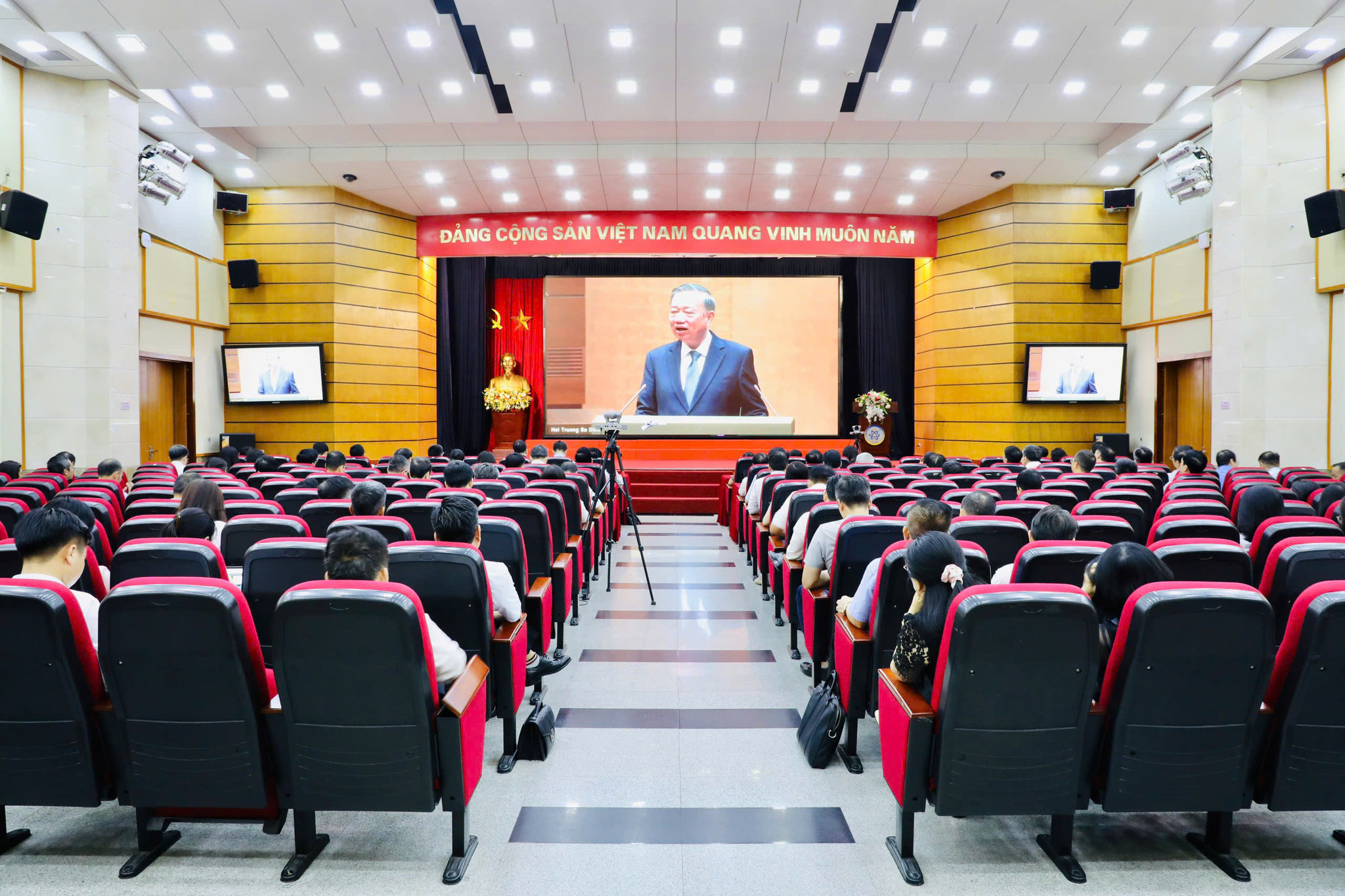 Đại biểu dự hội nghị tại điểm cầu Bộ Khoa học và Công nghệ.