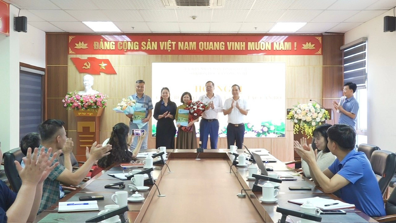 Lãnh đạo Sở Khoa học và Công nghệ trao quyết định bổ nhiệm cho hai cán bộ.