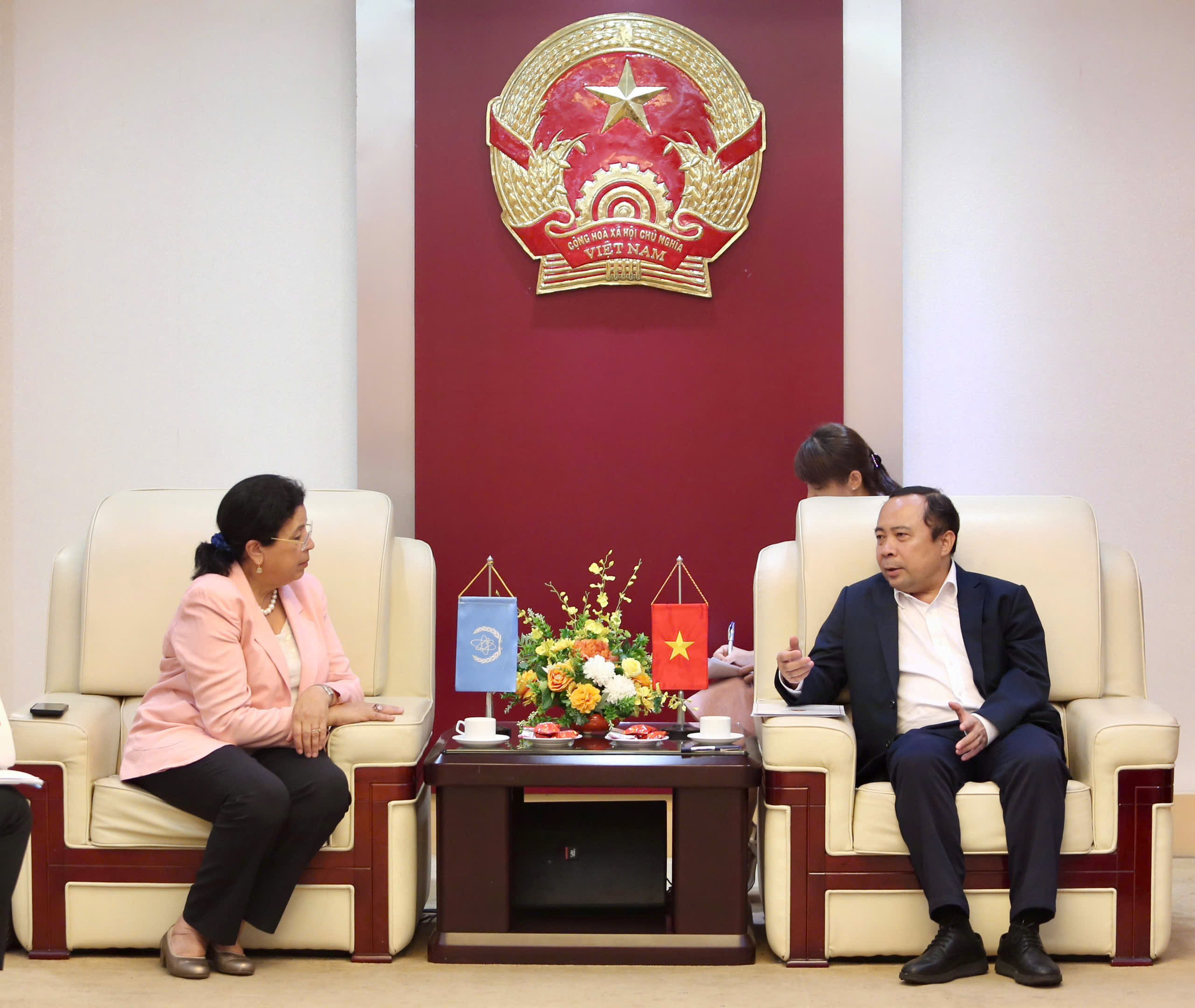Bộ trưởng Bộ KH&CN Vũ Hải Quân tiếp và làm việc với bà Najat Mokhtar, Phó Tổng Giám đốc IAEA.