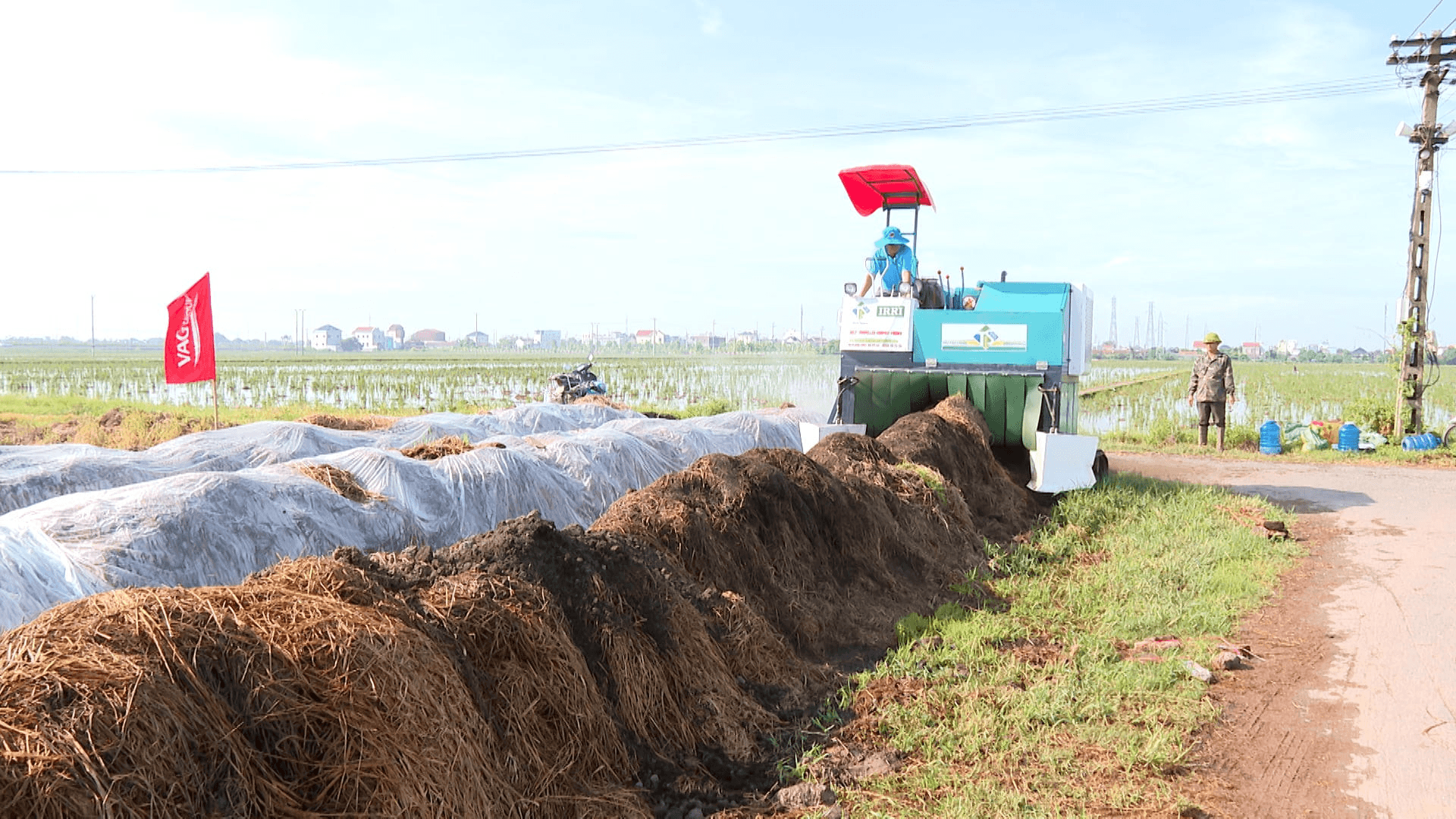 Organic fertiliser produced from rice straw and microbial inoculants enables farmers to reduce fertiliser costs by up to 30%.
