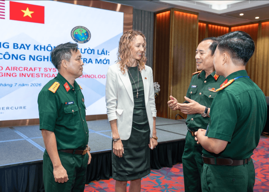 Phó Đại sứ Hoa Kỳ tại Việt Nam Courtney Beale trao đổi với các chuyên gia tại hội thảo.