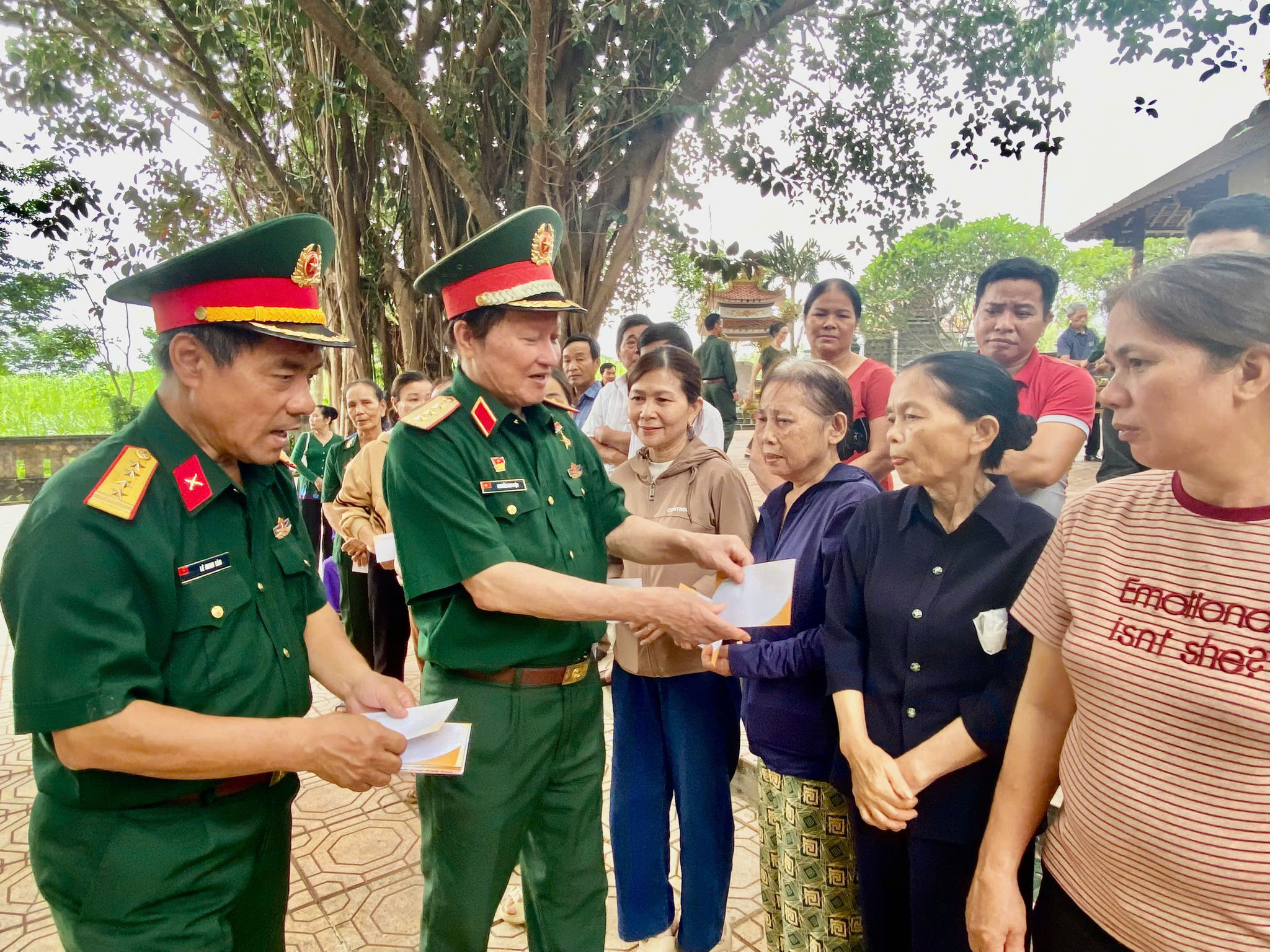 Thượng tướng Nguyễn Huy Hiệu thăm hỏi, tặng quà gia đình chính sách ở Quảng Trị. (Ảnh: Nhân vật cung cấp)
