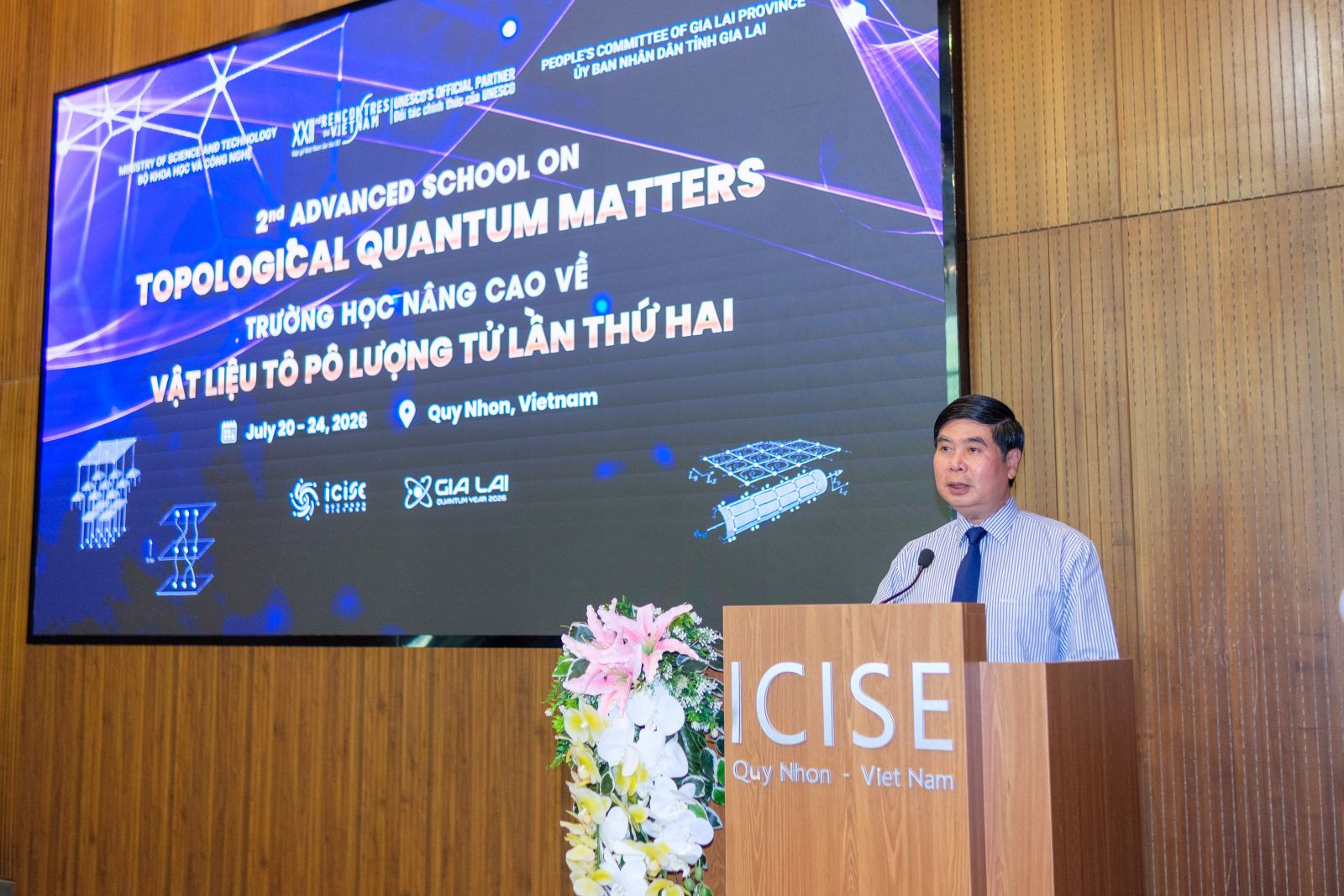 Phó Chủ tịch UBND tỉnh Gia Lai Lâm Hải Giang phát biểu tại lễ khai mạc Trường học nâng cao về vật liệu tô pô lượng tử lần thứ hai.