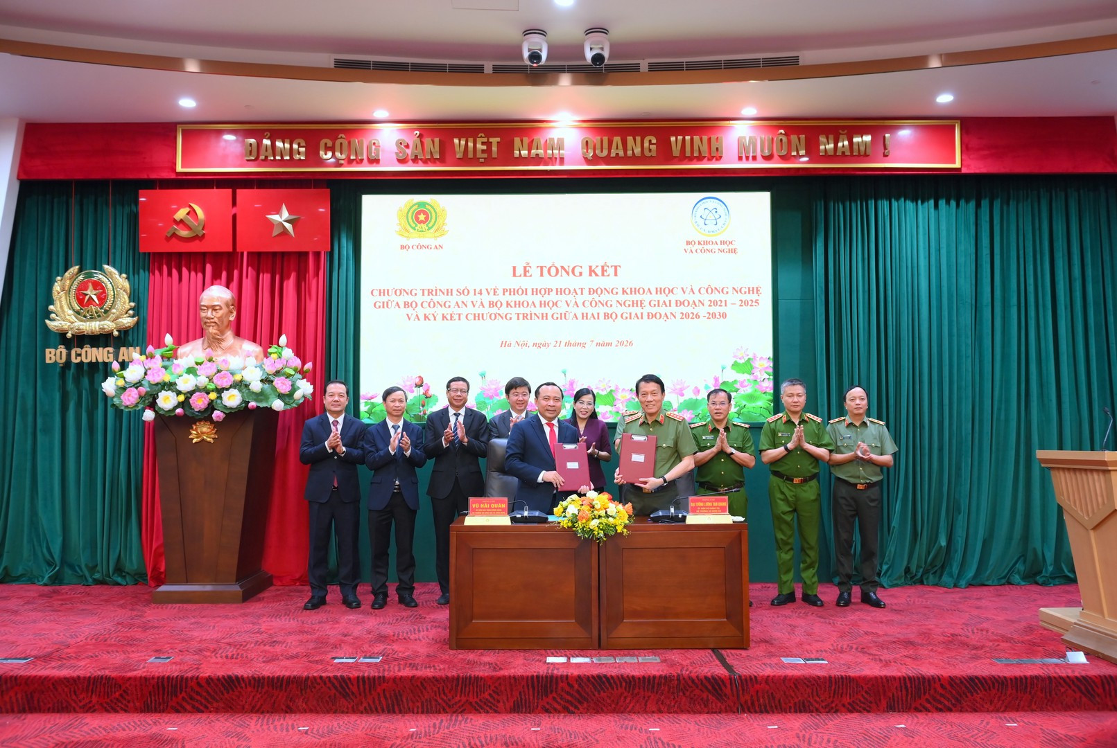 Bộ trưởng Lương Tam Quang và Bộ trưởng Vũ Hải Quân ký kết Chương trình phối hợp giữa Bộ Công an và Bộ Khoa học và Công nghệ giai đoạn 2026 - 2030.