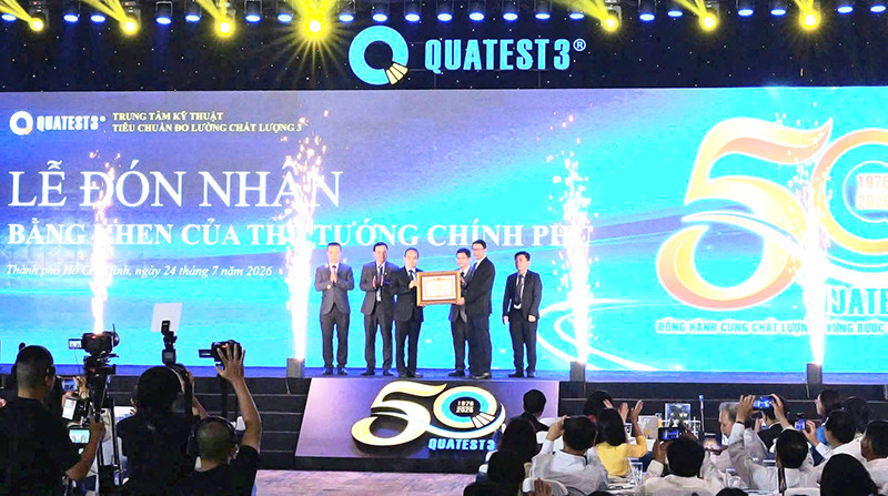 Thứ trưởng Lê Xuân Định trao Bằng khen của Thủ tướng Chính phủ cho tập thể QUATEST 3. (Ảnh: BTC)