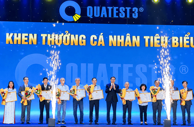 Các cá nhân của QUATEST 3 nhận Bằng khen của Bộ trưởng Bộ KH&CN. (Ảnh: BTC)