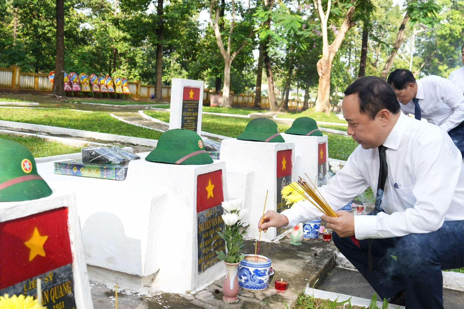 Bộ trưởng Vũ Hải Quân thắp hương tưởng niệm các Anh hùng liệt sĩ.