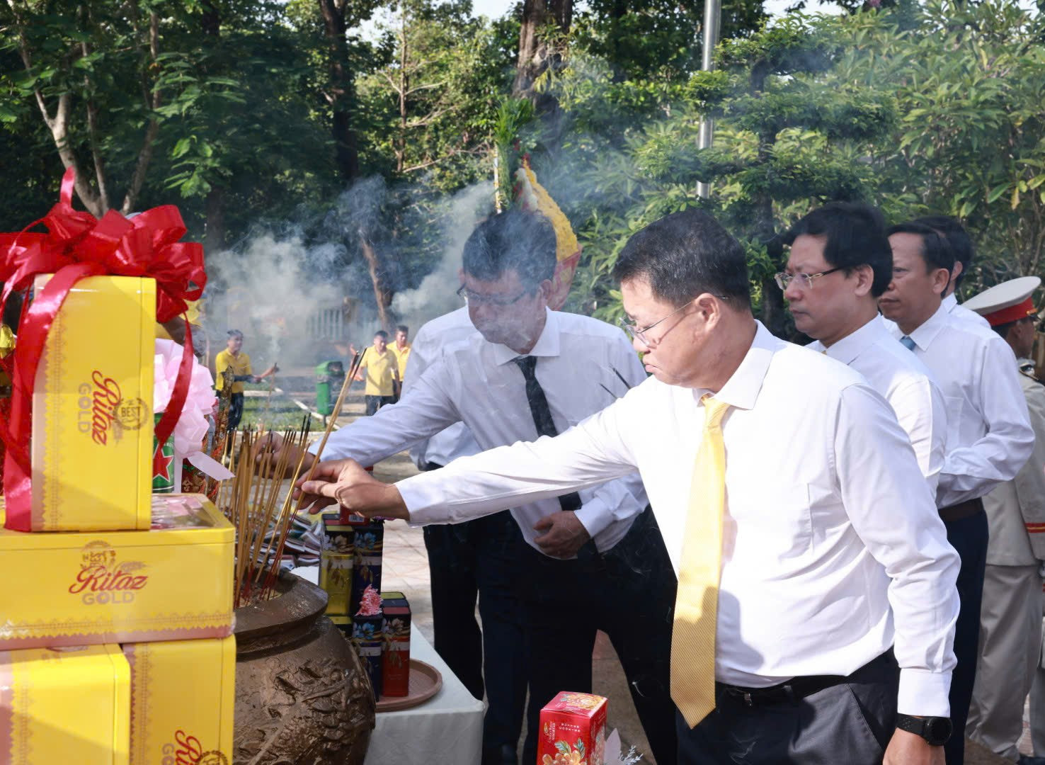 Lãnh đạo Tổng công ty BĐVN dâng hương tưởng niệm các Anh hùng liệt sĩ.
