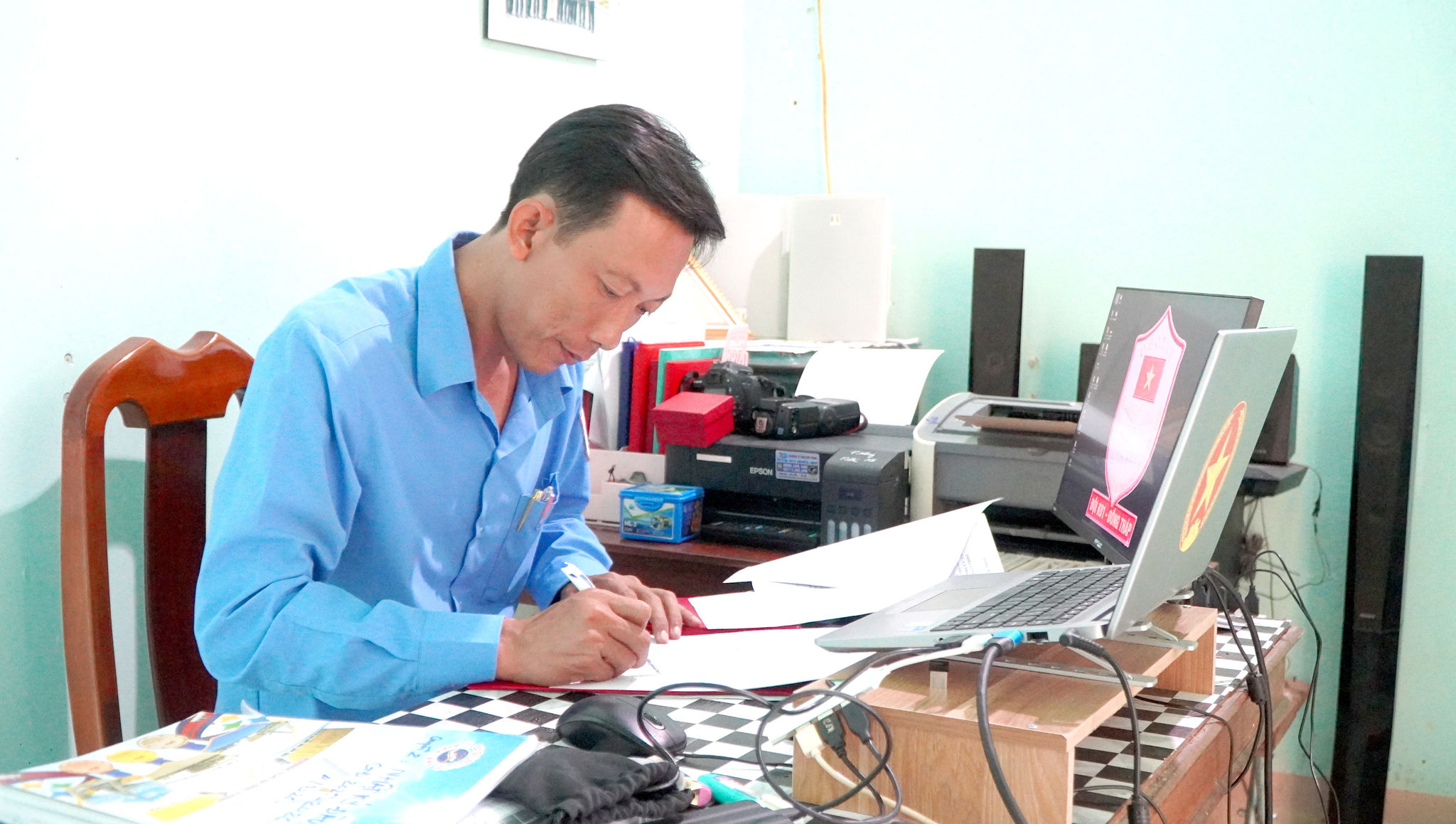 Cán bộ Đội K91 ghi chép, xử lý thông tin được cung cấp về hài cốt liệt sĩ. Ảnh Nhựt An